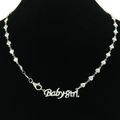 Zilveren Babygirl ketting met hartvormige schakels op een zwarte displaystandaard - Zilveren Letter Ketting