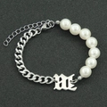 Pulsera asimétrica de cadena cubana y perlas con letra M gótica para hombres y mujeres - Pulsera de Letras de Perlas