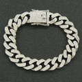 Dettaglio di un bracciale a catena cubana argento con strass incastonati e fibbia sicura - Argento-7 Pollici