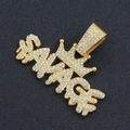 Nahaufnahme des goldplattierten SAVAGE-Anhängers mit Krone und glitzernden Diamanten - Einzelner Anhänger - Gold / Gold