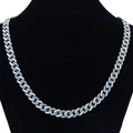 Dettaglio della catena cubana Miami da 9 mm con strass blu e bianchi alternati su busto - Argento (Strass Blu) (22 Pollici)