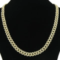 Vista macro della catena cubana da 9mm in oro con diamanti pavé su un busto nero lucido - Oro (Strass Bianco) (22 Pollici)