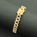 Dettaglio macro del bracciale a catena cubana in oro 9mm con cristalli blu e bianchi hip-hop - Oro (Diamante Blu)