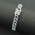 Dettaglio del bracciale Cuban link 9mm con strass blu e bianchi e chiusura a cassetta sicura - Argento (Diamante Blu)