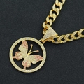 Dettaglio catena cubana dorata con ciondolo a farfalla in cristalli rosa e bianchi - Tono Oro Con Farfalla in Strass Rosa Con Catena Cubana da 50cm