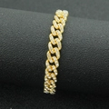 Vista macro del bracciale a catena cubana dorata da 9mm con strass luccicanti incastonati - Oro (Strass Bianco)