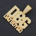 Makro-Detail des doppellagigen DBG BANDOYE Buchstaben-Anhängers in Gold-Finish - Einzelner Anhänger - Gold