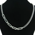Collana a catena cubana asimmetrica minimalista argento su manichino nero - Collana / Argento