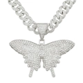 Dettaglio collana a catena cubana hip hop con pendente a farfalla ricoperto di diamanti - Ciondolo Farfalla Con Catena Cubana da 50cm / Argento
