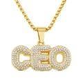 Collar hip hop con colgante de letras CEO dorado y brillantes pedrería sobre fondo blanco - Colgante Letra CEO - Cadena de Caja / Dorado