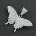Dettaglio del ciondolo a farfalla in argento ghiacciato con cristalli micro-pave - Solo Ciondolo / Argento