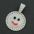 Vue détaillée du pendentif smiley scintillant avec bouche rouge et cristaux - Pendentif Argent Seul (Sans Chaîne) / Argenté