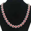 Detail van rode hartvormige ketting met witte strass op een zwarte buste displaystandaard - 18inch / Zilver