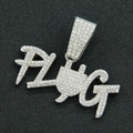 Macro-opname van zilveren PLUG-hanger met fonkelende witte strass-steentjes - Losse Hanger - Zilveren Letter