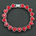 Dettaglio di bracciale con cristalli a cuore rosso e maglie argentate su fondo nero - 8 pollici / Argento (Bracciale)