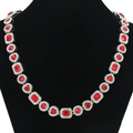 Dettaglio della catena cubana hip-hop con cristalli rossi di varie forme e diamanti - 18inch / Argento