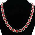 Dettaglio della collana cubana con rubino rosso rettangolare e cristalli micro-pave incastonati - Argento-18 pollici