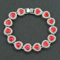 Macro di bracciale a cuore argentato con strass rossi e dettaglio pavé di zirconi - 8 pollici / Argento