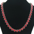 Dettaglio di cristalli a cuore rossi su catena d'argento esposti su un supporto di velluto - 18inch / Argento
