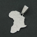 Dettaglio macro del ciondolo mappa Africa con zirconi trasparenti e placcatura argento - Forma di Mappa / Pendente Singolo - Argento (Mappa)