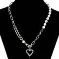 Collana con cuore asimmetrico in catena d'argento e perle bianche su busto - Stile Cuore (YJ10-6289) / Argento