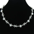 Collana a filo spinato argento con pietre di opale iridate su busto di modella nero - Stile Patchwork in Filo Spinato / Collana a catena giuntata