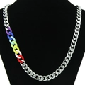 Unisex silberne Gliederkette mit bunten Regenbogen-Akzenten auf schwarzer Büste präsentiert - Bunte Kuba-Kette