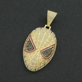 Makroaufnahme des vergoldeten Spider-Man-Maskenanhängers mit Strasssteinen auf der Kubakette - Nur Anhänger (Keine Kette) / Gold