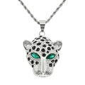 Dettaglio macro del ciondolo testa di leopardo argento con occhi verdi e cristalli - Testa di Leopardo Argento - 0.3*60cm Catena a Corda in Acciaio Inossidabile / Argento