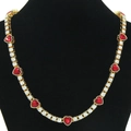 Collana hip hop dorata con gemme a cuore rosse e cristalli bianchi su manichino - 24inch / Collana / Oro