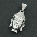 Gros plan d'un pendentif tête de Bouddha en argent serti de zircons blancs sur fond noir - Pendentif Tête de Bouddha Argenté Seul (Sans Chaîne)