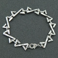 Pulsera hip hop plateada con eslabones triangulares en relieve y cierre de mosquetón - Pulsera