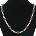 Dettaglio della collana d'argento con gemme a cuore rosse e cristalli rotondi su busto nero - 24inch / Collana / Argento