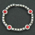 Dettaglio del bracciale color argento con quattro pietre rosse centrali sfaccettate - Bracciale / 8 pollici / Argento
