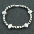 Dettaglio dei ciondoli a teschio con strass iridescenti su un bracciale a maglia punk - 8 pollici / Bracciale d'Argento