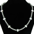 Dettaglio della collana teschio hip-hop con strass iridescenti su espositore di velluto - 20inch / Collana d'Argento