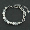 Bracciale a catena in metallo argentato con perle, cristalli e ciondolo a orso - Bracciale