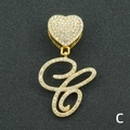 Detalle del colgante de corazón con letra C cursiva y cristales blancos brillantes - Letra C / Dorado