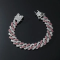 Detailansicht eines Iced Out Cuban-Armbands mit rosa und weißen Strasssteinen in Makro - Silber (Rosa Strass)