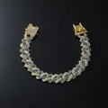 Nahaufnahme von goldenem Panzerarmband mit blau-weißen Kristallen und sicherem Verschluss - Gold (Blauer Strass)