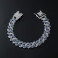 Detail eines Hip-Hop-Cuban-Link-Armbands mit blau-weißen Strasssteinen auf schwarzem Glas - Silber (Blauer Strass)