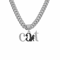 Gros plan sur le collier hip hop avec pendentif chat et strass sur une grosse chaîne cubaine - Lettre CAT Avec Chaîne Gourmette 50cm / Argent