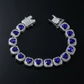 Gros plan d'un bracelet en argent avec pierres de cœur bleues et détails pavés - 8 pouces / Argent (Strass Bleu)