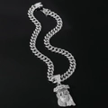 Macro detail van zilveren Jezus-hanger met kristallen op een dikke Cubaanse schakelketting - Jezus Hoofd Ketting met 50cm Schakelketting / Zilver