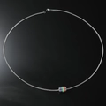 Collana con pendente cilindrico arcobaleno e catena d'argento su sfondo nero riflettente - Argento
