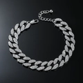 Detailopname van zilveren hiphop-Cubaanse enkelband met strass-steentjes en karabijnsluiting - Zilver