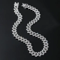 Dettaglio della collana a catena cubana hip hop con cristalli su sfondo nero lucido - Collana da 18 pollici / Argento
