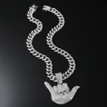 Dettaglio della collana hip hop a maglia cubana con ciondolo a mano Shaka e strass lucidi - Gesto della Mano Argento (Con Catena Cubana da 50cm)