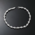 Detail eines Hip-Hop-Tennisarmbands in Silber mit Zirkonia-Steinen auf schwarzem Spiegel - 8inch / Silber