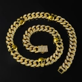 Detalle del collar punk de eslabones cubanos dorados con calaveras de hielo y ojos negros - Collar (45cm) / Dorado